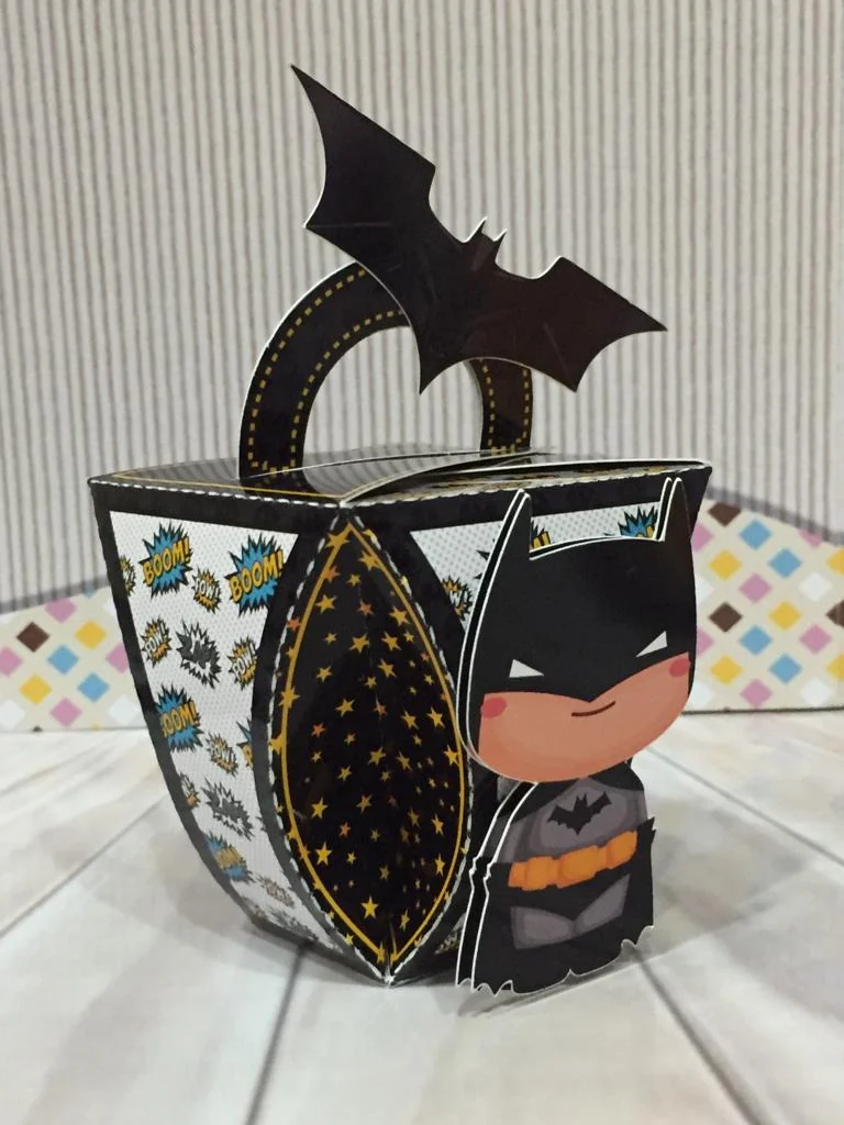 Foto da caixa Batman Cute montada a partir do mesmo molde, disponível na pasta do kit