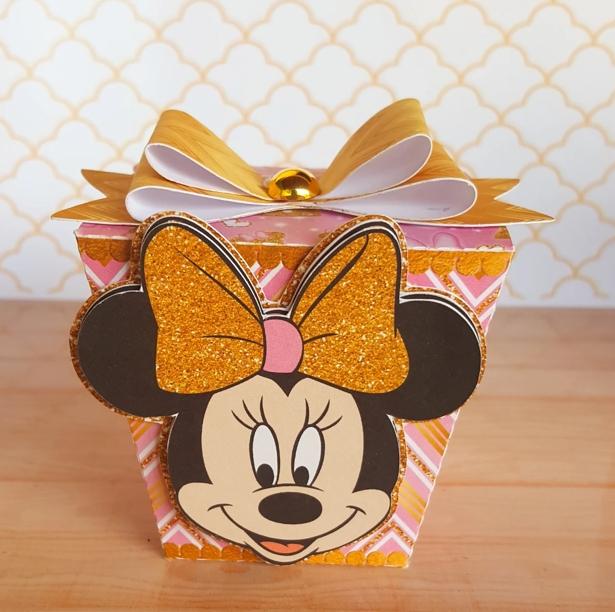 Foto do acervo: caixinha Minnie com aplique e laço