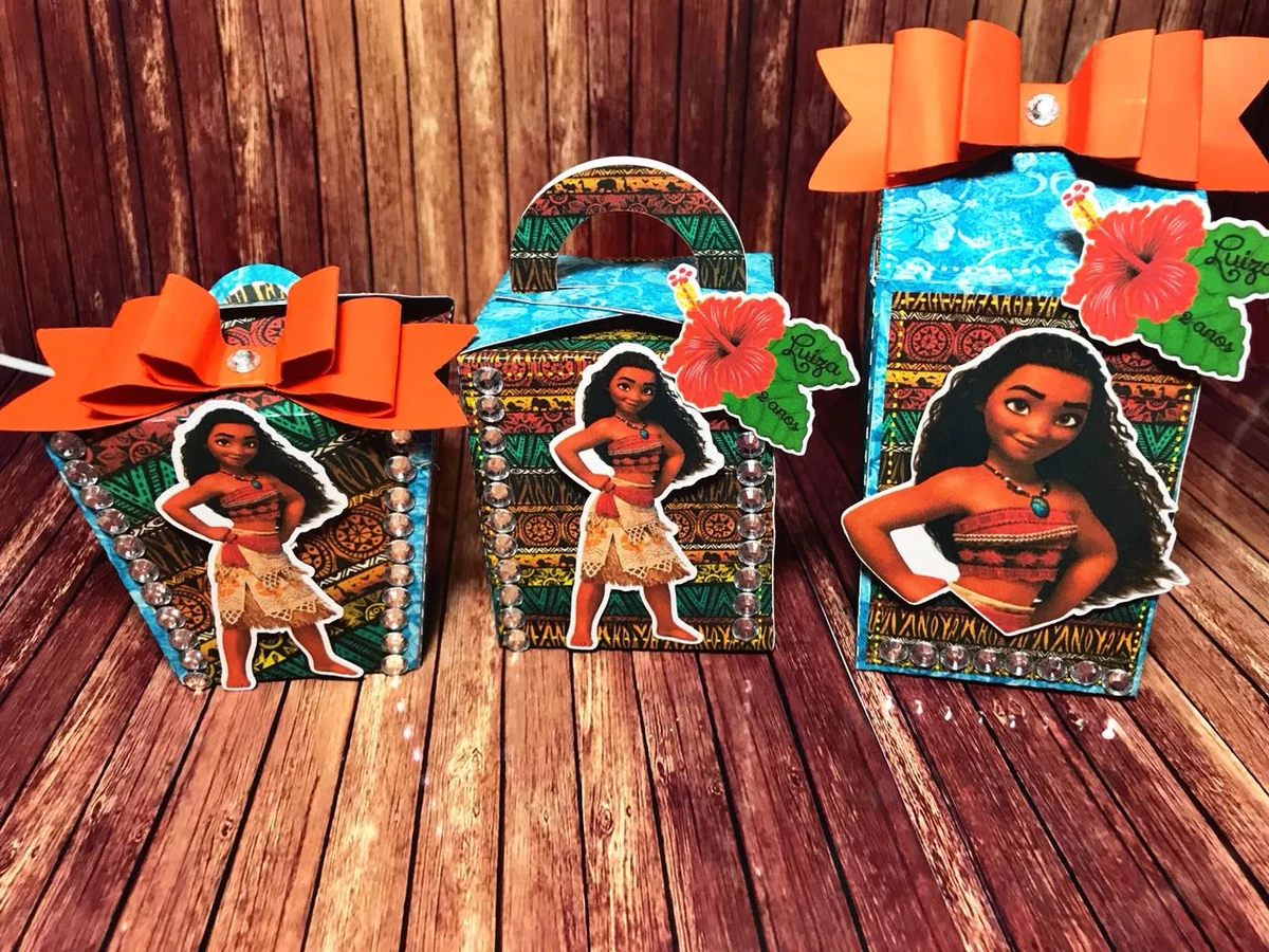 Foto do acervo: caixas de festa Moana com apliques e laços