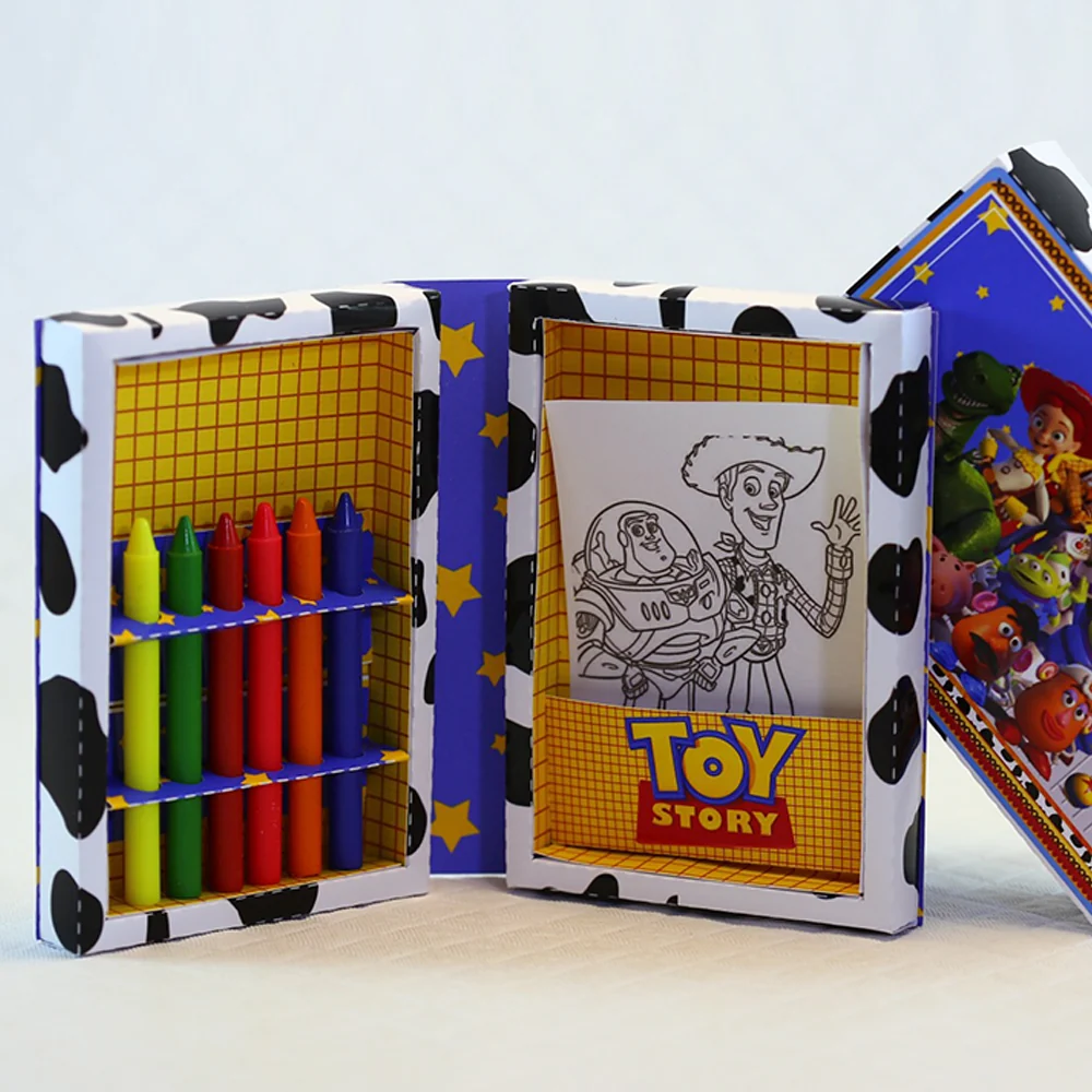 Foto real: Estojo de papel para colorir com tema Toy Story, do acervo